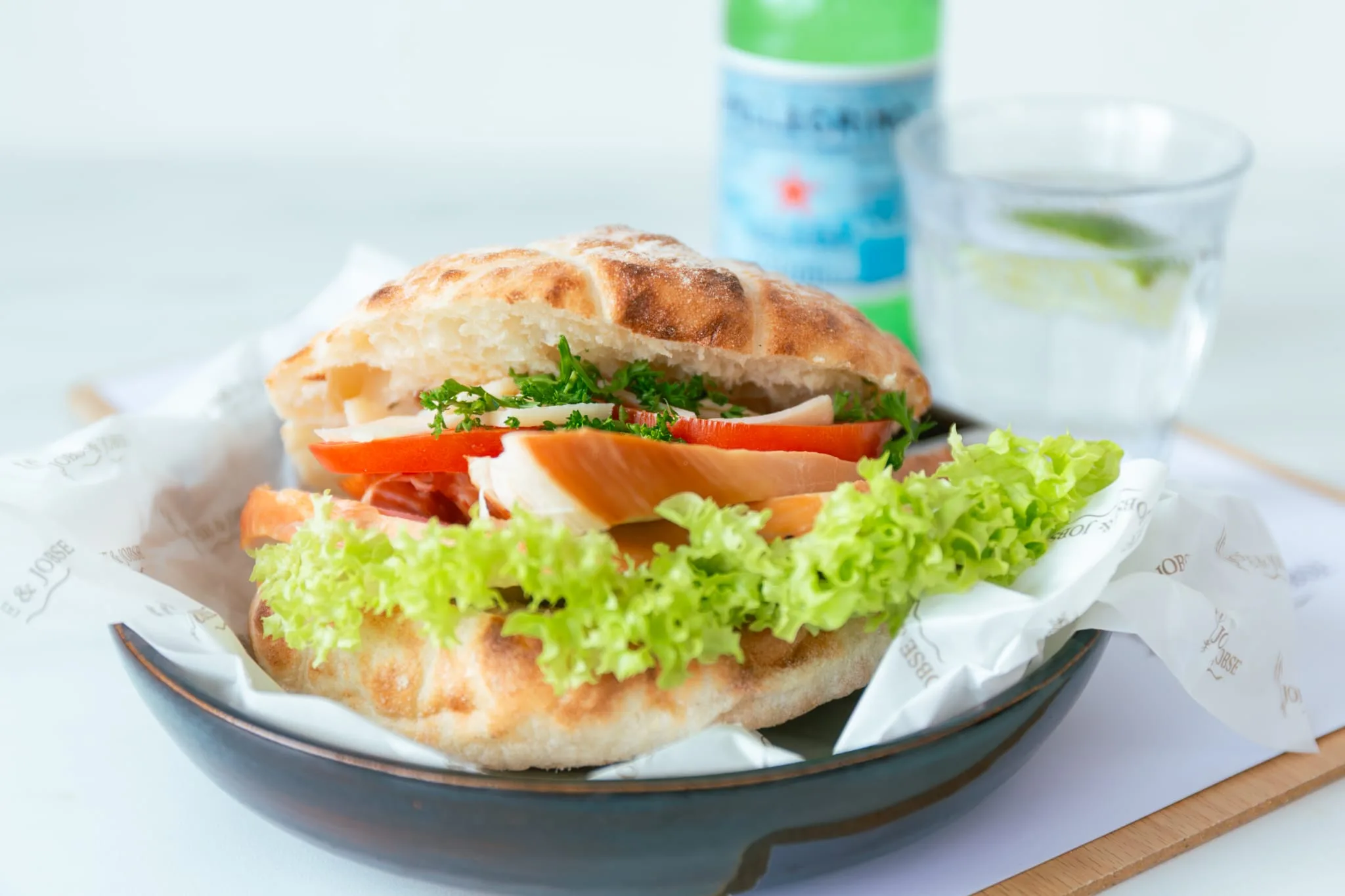 Broodje zalm met San Pellegrino op het terras