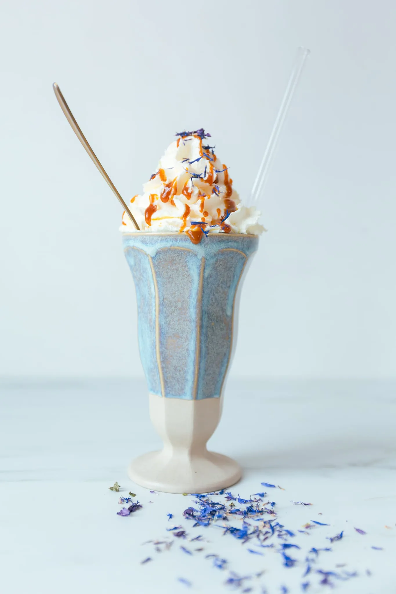 Karamel milkshake in handgedraaid keramiek